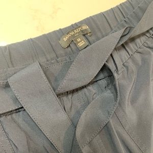 Tie waist cargo joggers- barely worn and in great condition! Size M.